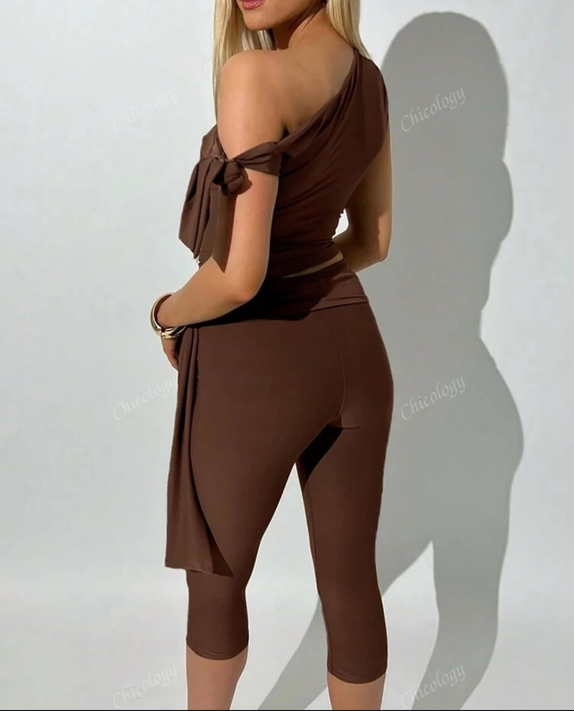 Ensemble casual avec body col asymétrique