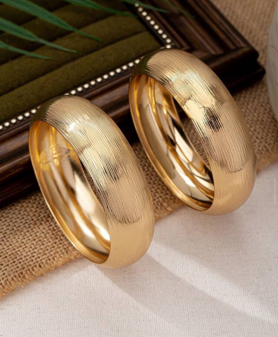 ensemble de bracelet massif dorés