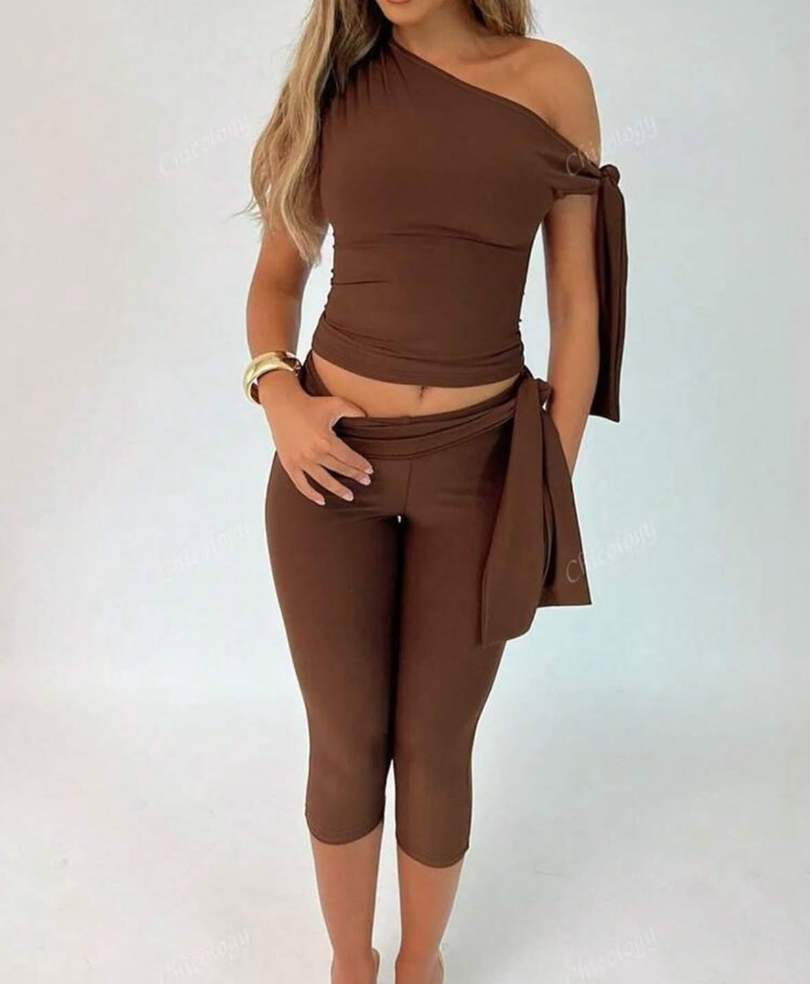 Ensemble casual avec body col asymétrique