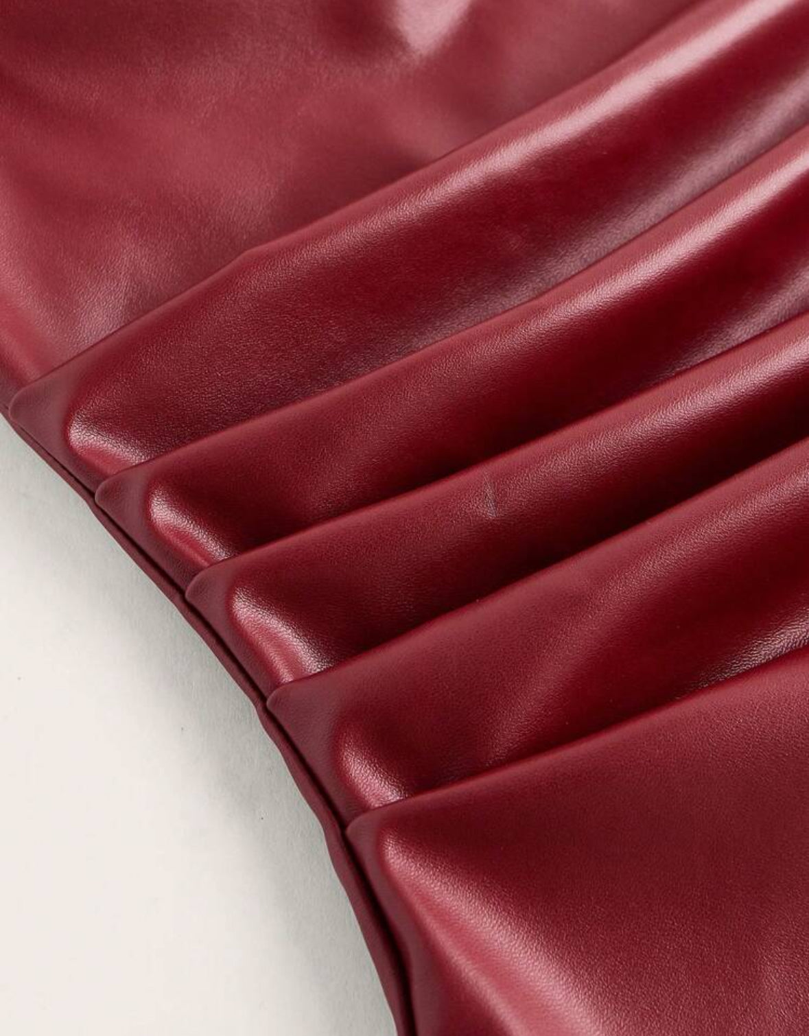 Top en cuir avec drapé asymétrique