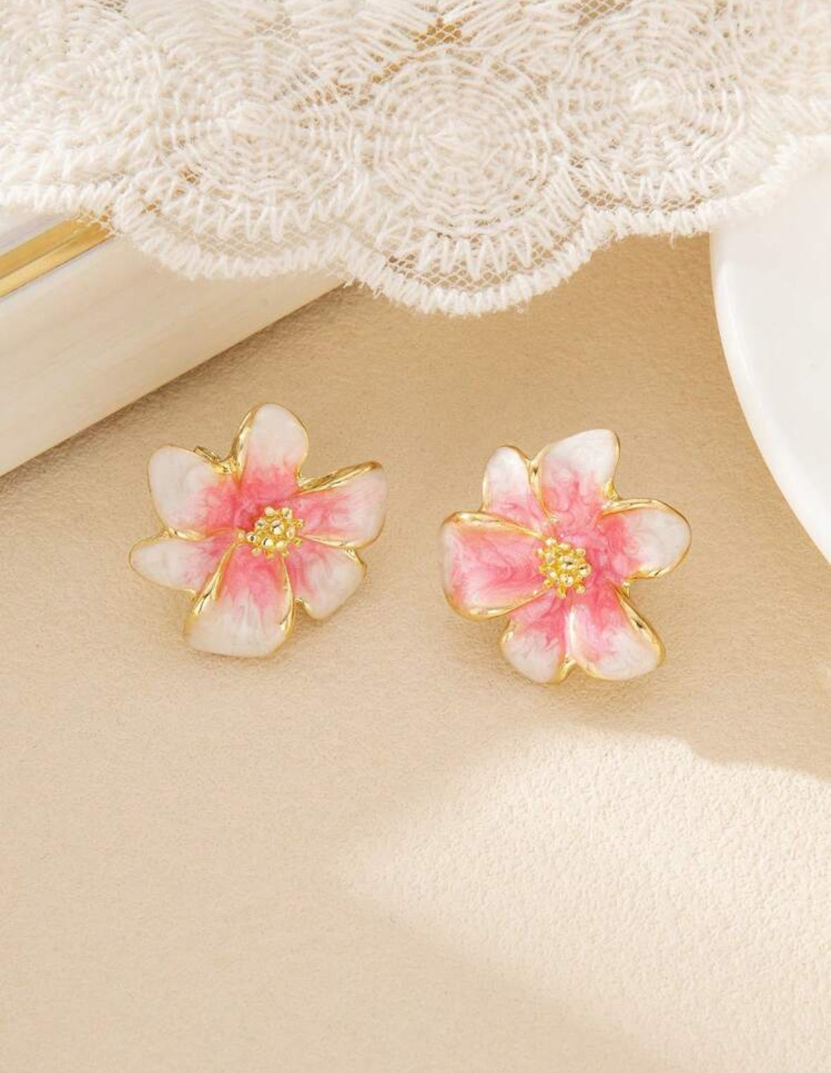 1 paire de boucles d'oreilles clips à fleurs en émail dégradé