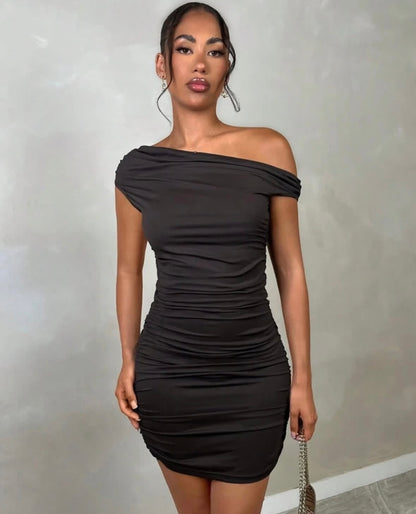 Robe près du corps à épaules dénudées