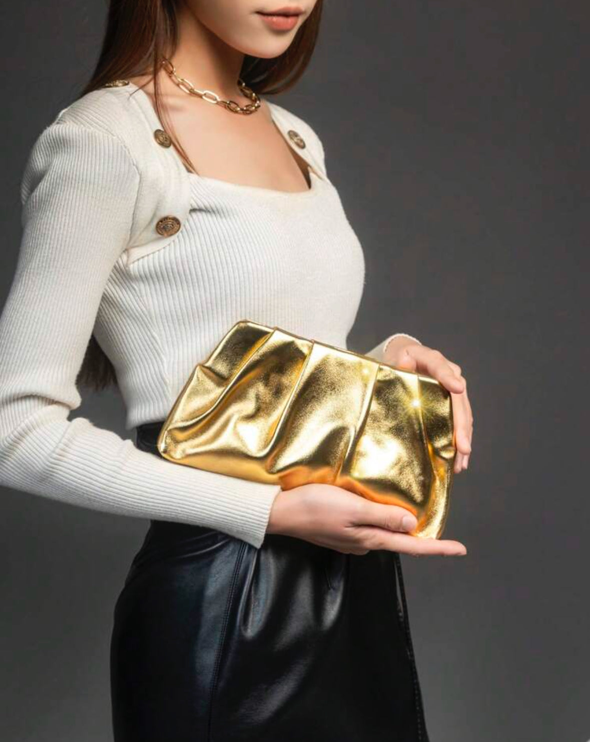 Pochette dorée avec lanière