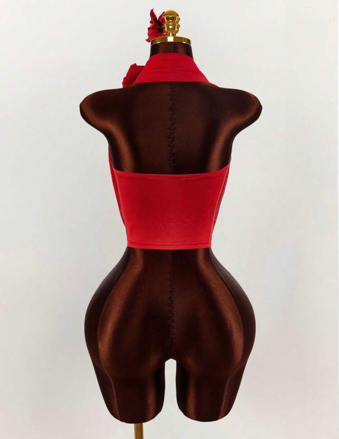 Top asymétrique pour femme avec maille transparente et décoration de fleurs artificielles