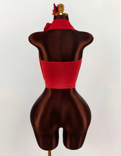Top asymétrique pour femme avec maille transparente et décoration de fleurs artificielles