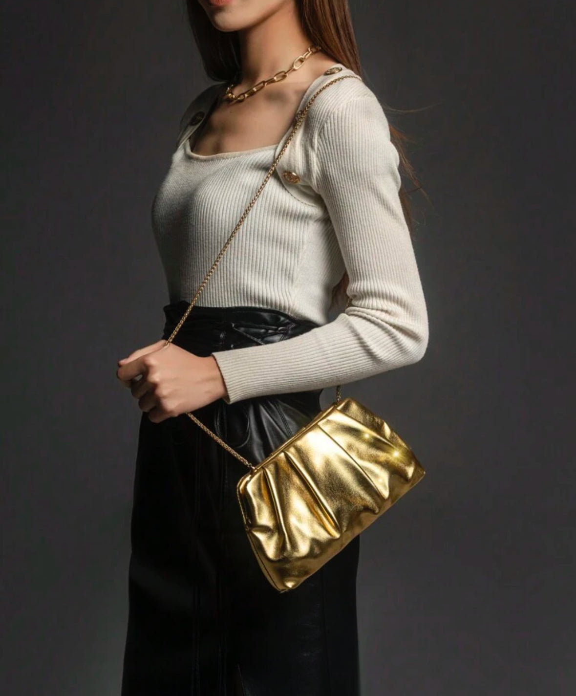 Pochette dorée avec lanière