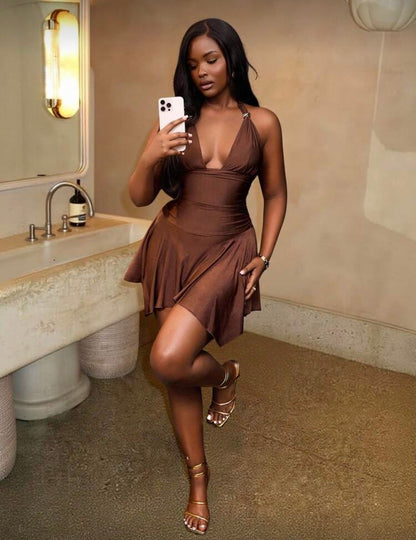 Slaydiva - Robe mini asymétrique élégante et sexy avec boucle métallique et taille froncée