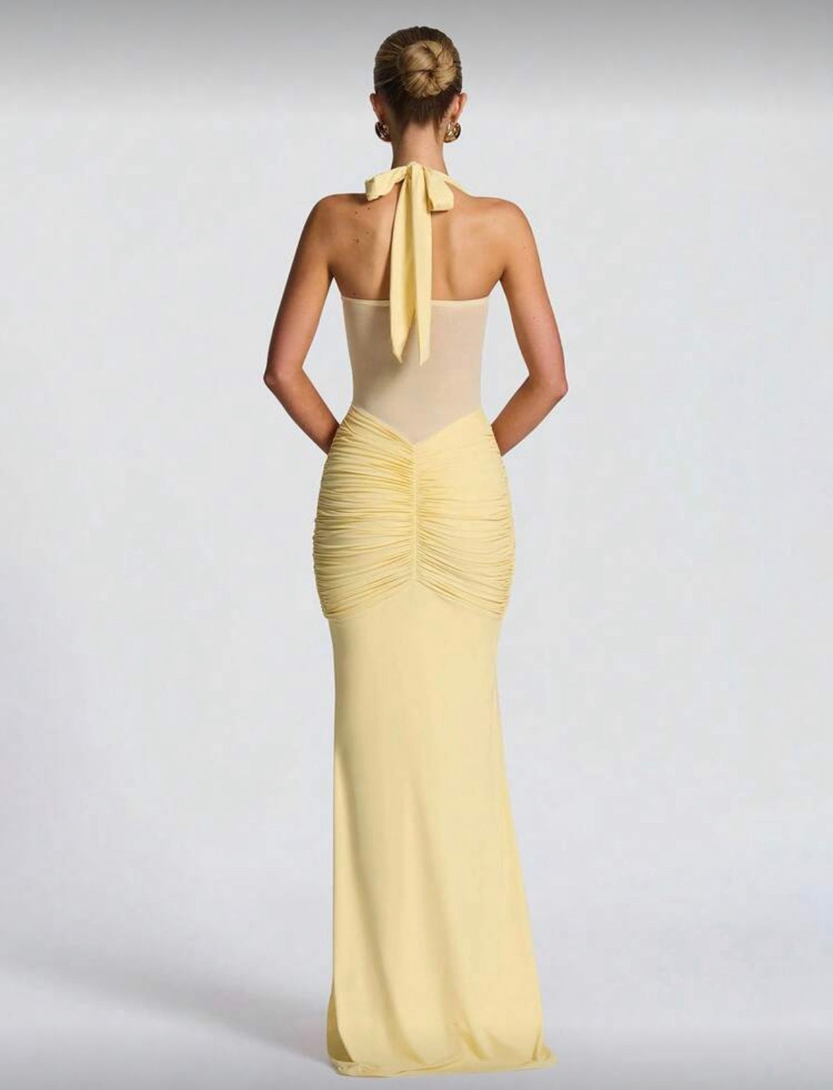 Robe à fines bretelles sexy, dos nu, taille cintrée