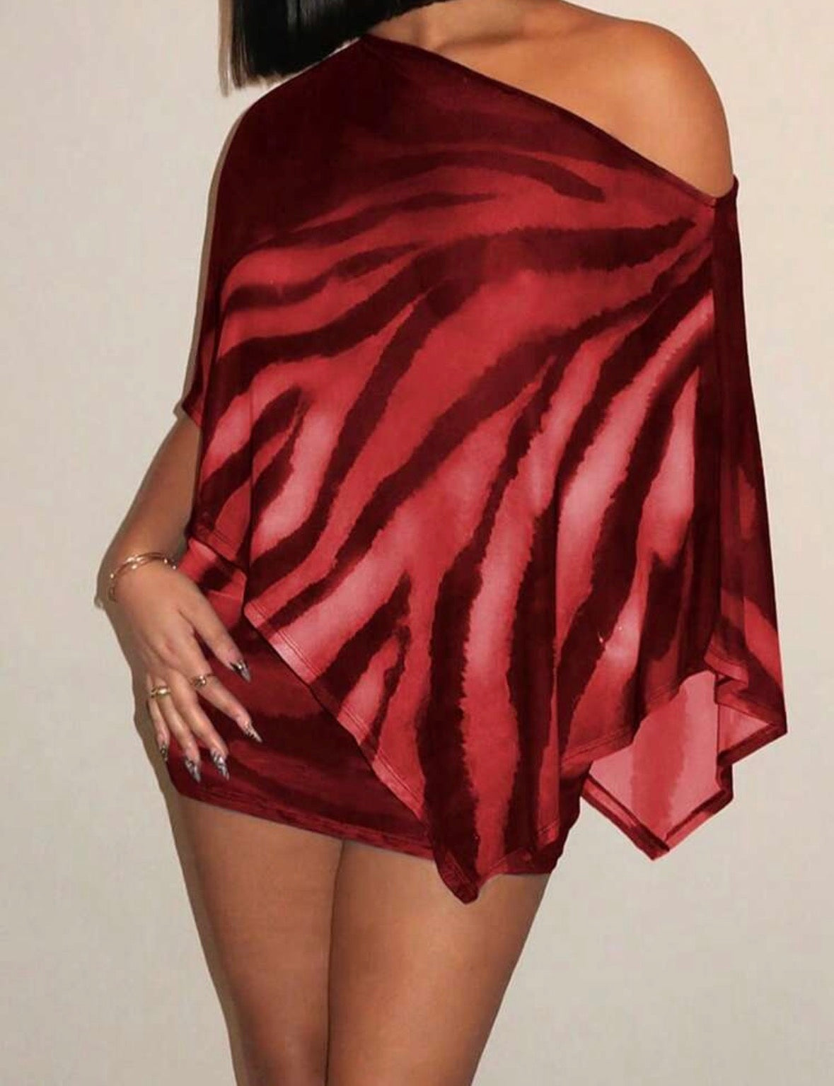 Ensemble élégant 2 pièces pour femmes, top semi-transparent à encoulure asymétrique associé à une jupe imprimée zèbre
