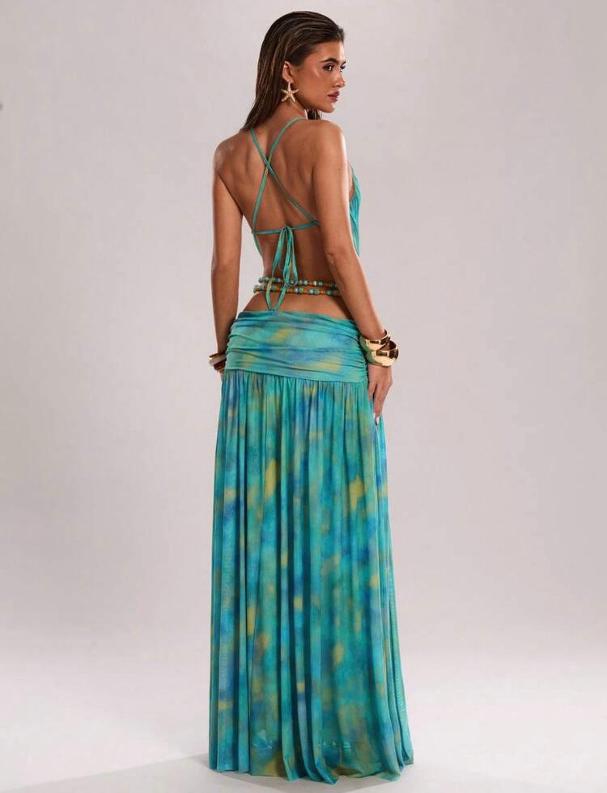 Robe longue imprimée, avec décoration de chaîne de perles et dos ouvert